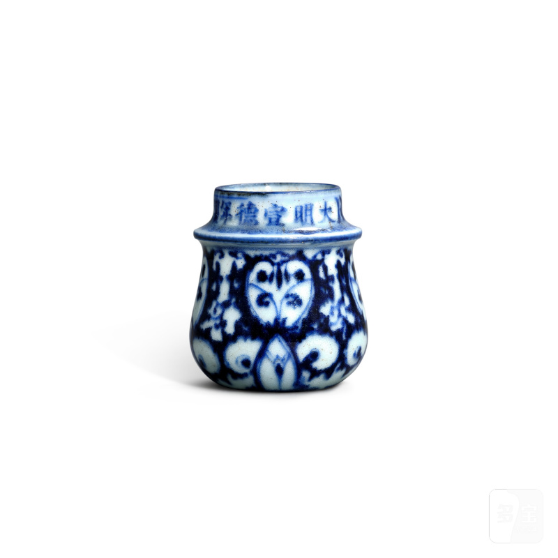 A blue and white 'floral' bird feeder, Qing dynasty, Kangxi period | 清康熙 青花纏枝花卉紋軸頭罐 《大明宣德年製》仿款 - 图2